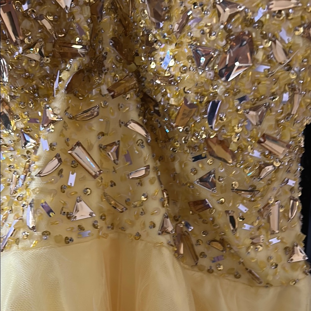 Elegant Yellow Prom Dress with Embellishments